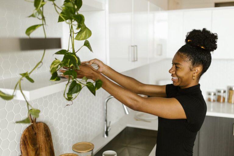 vrouw knipt in plant